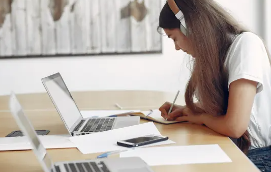 Mujer usando laptop en la mesa

Descripción generada automáticamente