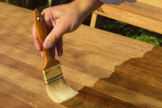 Una persona con un cuchillo en una tabla de madera Descripción generada automáticamente con confianza media